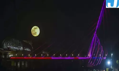 शरद पूर्णिमा पर बिखरी दूधिया चांदनी, पूर्ण चंद्रमा की तस्वीरों ने खींचा ध्यान शरद पूर्णिमा पर बिखरी दूधिया चांदनी, पूर्ण चंद्रमा की तस्वीरों ने खींचा ध्यान