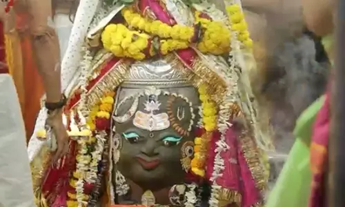 बाबा महाकाल के मस्तक पर त्रिपुंड लगाकर किया गया दिव्य शृंगार, भक्त हुए भाव विभोर बाबा महाकाल के मस्तक पर त्रिपुंड लगाकर किया गया दिव्य शृंगार, भक्त हुए भाव विभोर
