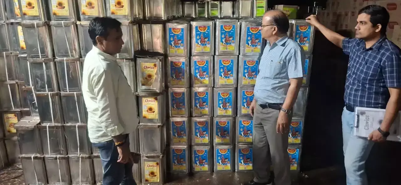 बीकानेर में खाद्य तेल के बड़े भंडार पर विभाग का शिकंजा बीकानेर में खाद्य तेल के बड़े भंडार पर विभाग का शिकंजा