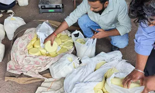 दिल्ली में त्योहारी छापेमारी, मिठाई दुकानों पर कार्रवाई दिल्ली में त्योहारी छापेमारी, मिठाई दुकानों पर कार्रवाई