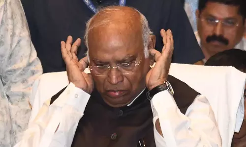 मोदी का बाप भी जाएगा टिप्पणी पर सियासी बवाल, मल्लिकार्जुन खरगे पर भड़की भाजपा, कांग्रेस को घेरा मोदी का बाप भी जाएगा टिप्पणी पर सियासी बवाल, मल्लिकार्जुन खरगे पर भड़की भाजपा, कांग्रेस को घेरा