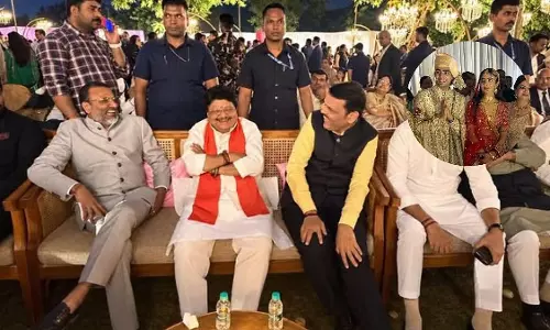 शाहनवाज हुसैन के बेटे की शादी में पहुंचे CM देवेंद्र फडणवीस