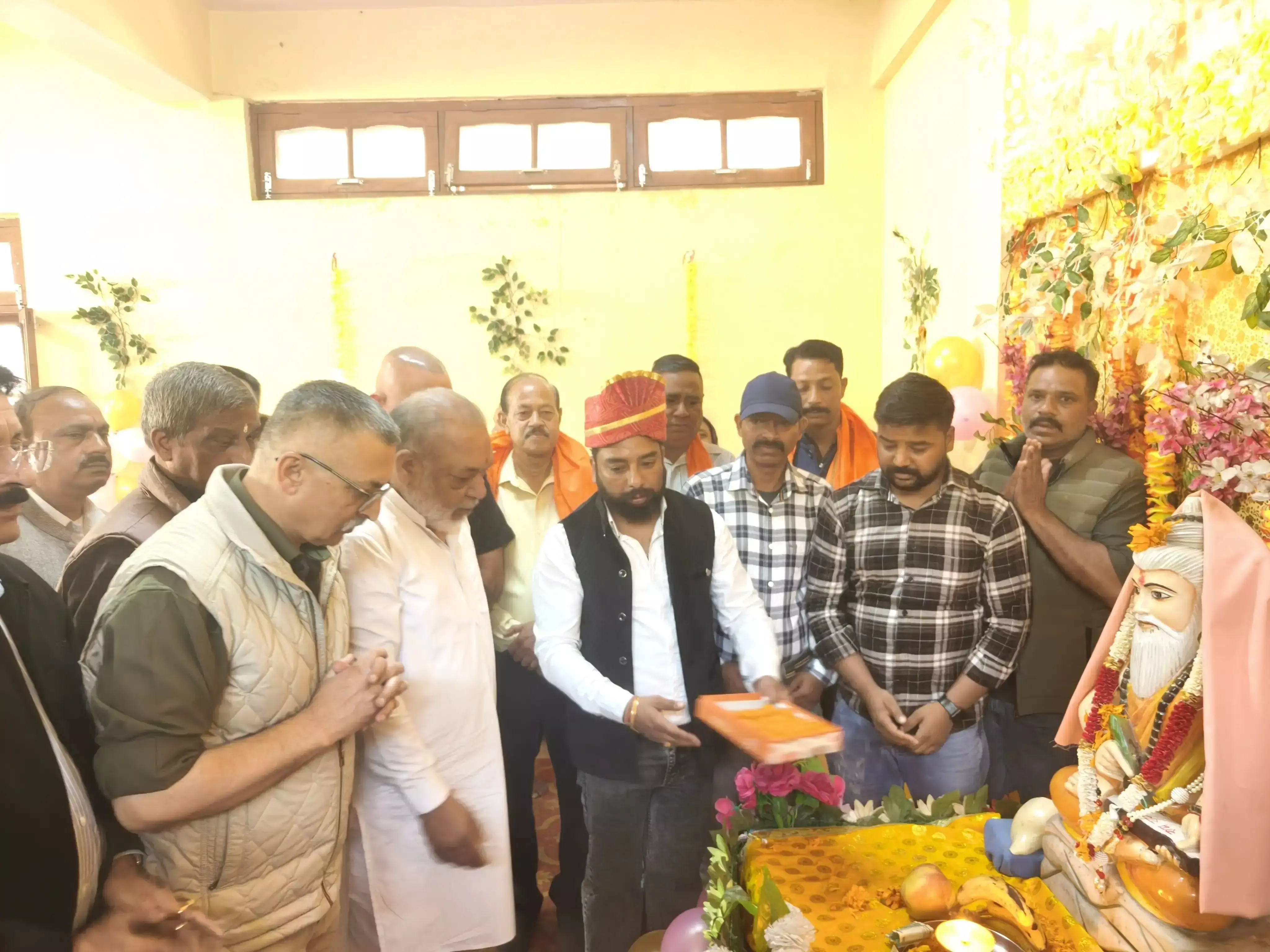 विधायक अजय सोलंकी ने नाहन में शोभायात्रा को दिखाई हरी झंडी विधायक अजय सोलंकी ने नाहन में शोभायात्रा को दिखाई हरी झंडी
