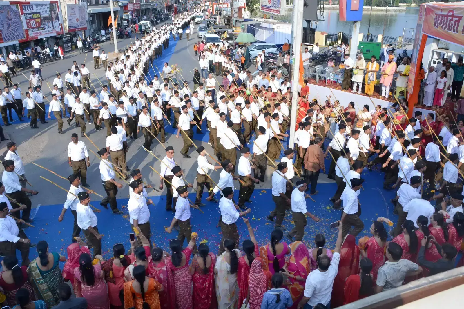 डूंगरपुर में तीन धाराओं का संगम, कदमताल ने बांधा समां