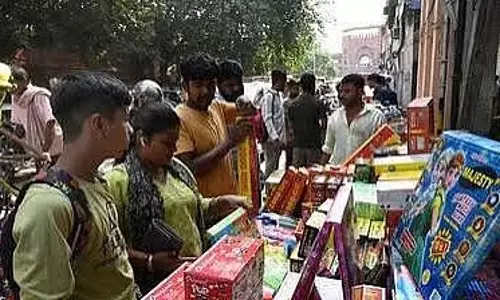 दिवाली पर पटाखा दुकानों के लिए सख्त नियम, एक मैदान में सिर्फ 50 लाइसेंस दिवाली पर पटाखा दुकानों के लिए सख्त नियम, एक मैदान में सिर्फ 50 लाइसेंस