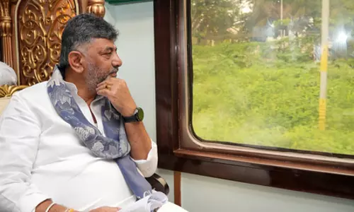 कर्नाटक के सीएम शिवकुमार मिल मालिकों और विरोध कर रहे गन्ना किसानों के साथ करेंगे बातचीत कर्नाटक के सीएम शिवकुमार मिल मालिकों और विरोध कर रहे गन्ना किसानों के साथ करेंगे बातचीत