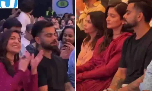 विराट कोहली ने आंखें बंद कर सुना भजन, अनुष्का शर्मा भी भक्ति में लीन, देखें वायरल VIDEO