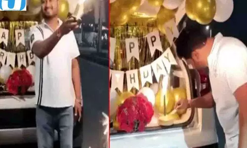 बीच सड़क पर नायब तहसीलदार का बर्थडे सेलिब्रेशन, रील का वीडियो वायरल, FIR दर्ज बीच सड़क पर नायब तहसीलदार का बर्थडे सेलिब्रेशन, रील का वीडियो वायरल, FIR दर्ज