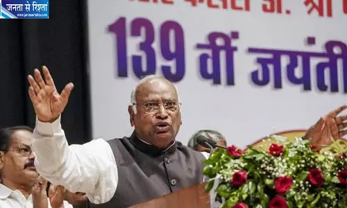 पीएम मोदी पर विवादित टिप्पणी से घिरे मल्लिकार्जुन खड़गे, भाजपा कार्यकर्ता ने पुलिस में दी शिकायत पीएम मोदी पर विवादित टिप्पणी से घिरे मल्लिकार्जुन खड़गे, भाजपा कार्यकर्ता ने पुलिस में दी शिकायत