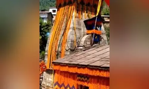 त्रियुगी नारायण मंदिर: जहां आज भी जल रही है शिव-पार्वती के विवाह की अग्नि