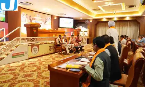 स्मृति ईरानी की मंत्रियों के साथ अहम बैठक, शिकायतों के बाद भाजपा संगठन में हलचल स्मृति ईरानी की मंत्रियों के साथ अहम बैठक, शिकायतों के बाद भाजपा संगठन में हलचल