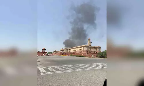 राष्ट्रपति भवन के पास नॉर्थ ब्लॉक से उठता दिखा धुआं, VVIP इलाके में हड़कंप राष्ट्रपति भवन के पास नॉर्थ ब्लॉक से उठता दिखा धुआं, VVIP इलाके में हड़कंप