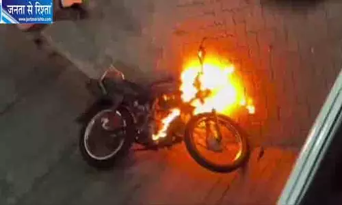 मौत का कुआं बना हादसे का अड्डा, महिला बाइकर बुरी तरह झुलसी मौत का कुआं बना हादसे का अड्डा, महिला बाइकर बुरी तरह झुलसी