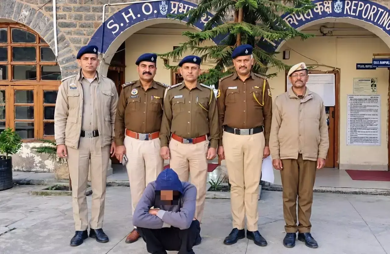 अलमारी के पीछे से बरामद हुआ चिट्टा, एक आरोपी गिरफ्तार अलमारी के पीछे से बरामद हुआ चिट्टा, एक आरोपी गिरफ्तार