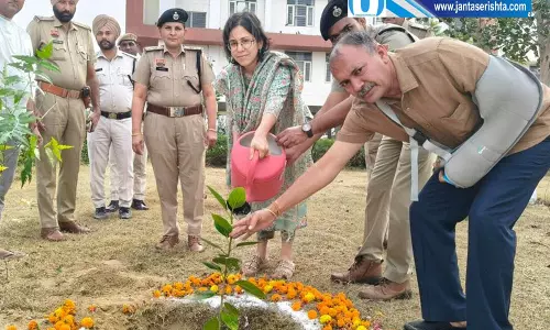 फतेहाबाद पुलिस ने दो शहीदों के सम्मान में किया पौधारोपण