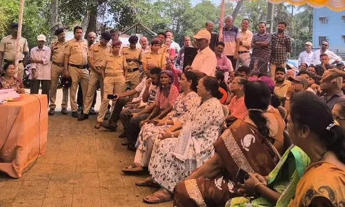 सदी पुराने मैदान की घेराबंदी, ग्रामीणों का भारी विरोध सदी पुराने मैदान की घेराबंदी, ग्रामीणों का भारी विरोध