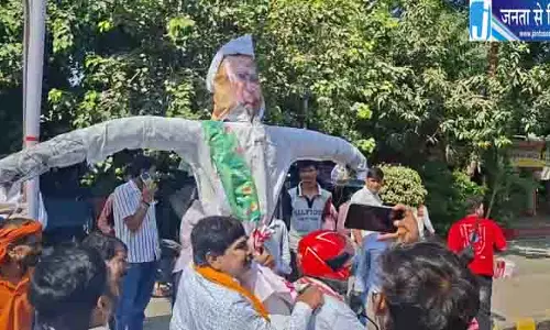 खरगे के बयान पर पटना में हंगामा, सायरन सुनते ही खरगे का पुतला लेकर भागा युवक