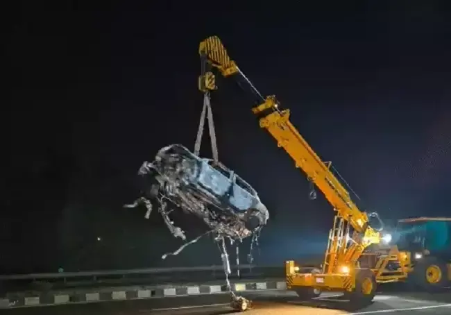 डिवाइडर से टकराते ही कार बनी आग का गोला, चार युवकों की मौत