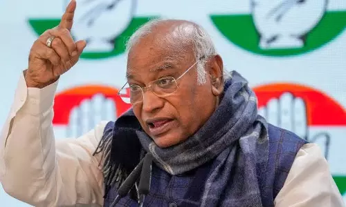 मुख्य चुनाव आयुक्त को लेकर खरगे का सरकार पर तीखा हमला मुख्य चुनाव आयुक्त को लेकर खरगे का सरकार पर तीखा हमला