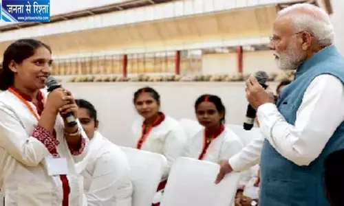 वाराणसी में 24 प्रशिक्षु महिलाओं से मिले पीएम मोदी, दिया आत्मनिर्भरता का मंत्र