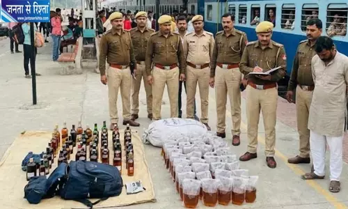 मौर्य एक्सप्रेस में मिला शराब से भरा बैग, 48 पीस बरामद