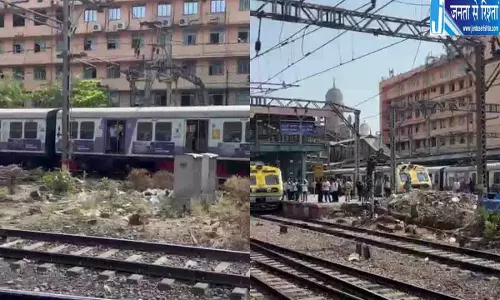 मुंबई लोकल ट्रेन में बड़ी गड़बड़ी, ट्रेन से उतरकर ट्रैक पर चले यात्री मुंबई लोकल ट्रेन में बड़ी गड़बड़ी, ट्रेन से उतरकर ट्रैक पर चले यात्री