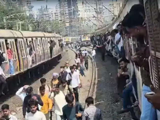 मुंबई लोकल का परिचालन बिगड़ा, सिग्नल खराबी से यात्रियों की मुश्किलें बढ़ीं