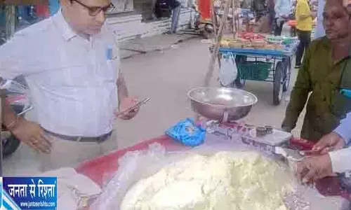 त्योहारों से पहले मिठाई दुकानों पर छापेमारी, मावा-पनीर के सैंपल जब्त