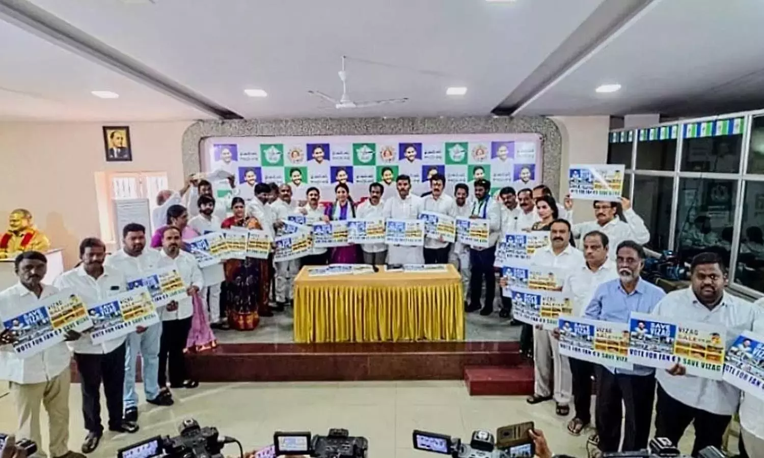 YSRCP नेताओं ने विजाग बचाओ अभियान शुरू किया
