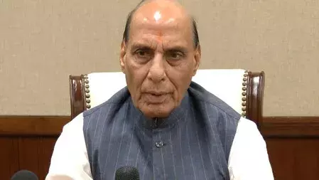 पीएम के अपमान पर भड़के राजनाथ सिंह, खड़गे को दी नसीहत पीएम के अपमान पर भड़के राजनाथ सिंह, खड़गे को दी नसीहत