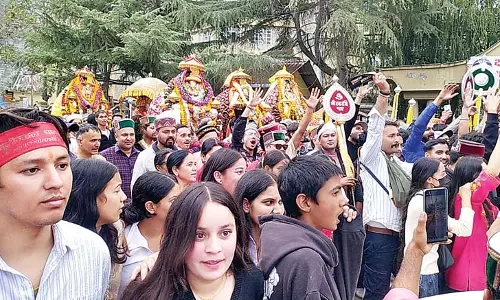 पांचवें दिन भगवान नरसिंह की जलेब यात्रा में शामिल हुए आनी के देवी-देवता पांचवें दिन भगवान नरसिंह की जलेब यात्रा में शामिल हुए आनी के देवी-देवता