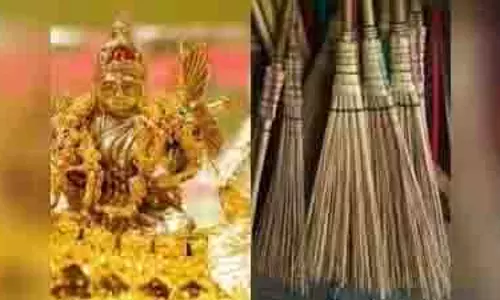 धनतेरस पर झाड़ू खरीदने से जुड़ी है खास मान्यता, जानें मां लक्ष्मी से कनेक्शन