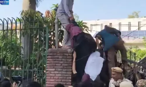 जामिया में छात्र संघ चुनाव को लेकर फिर बवाल, छात्रों और अर्धसैनिक बलों में झड़प