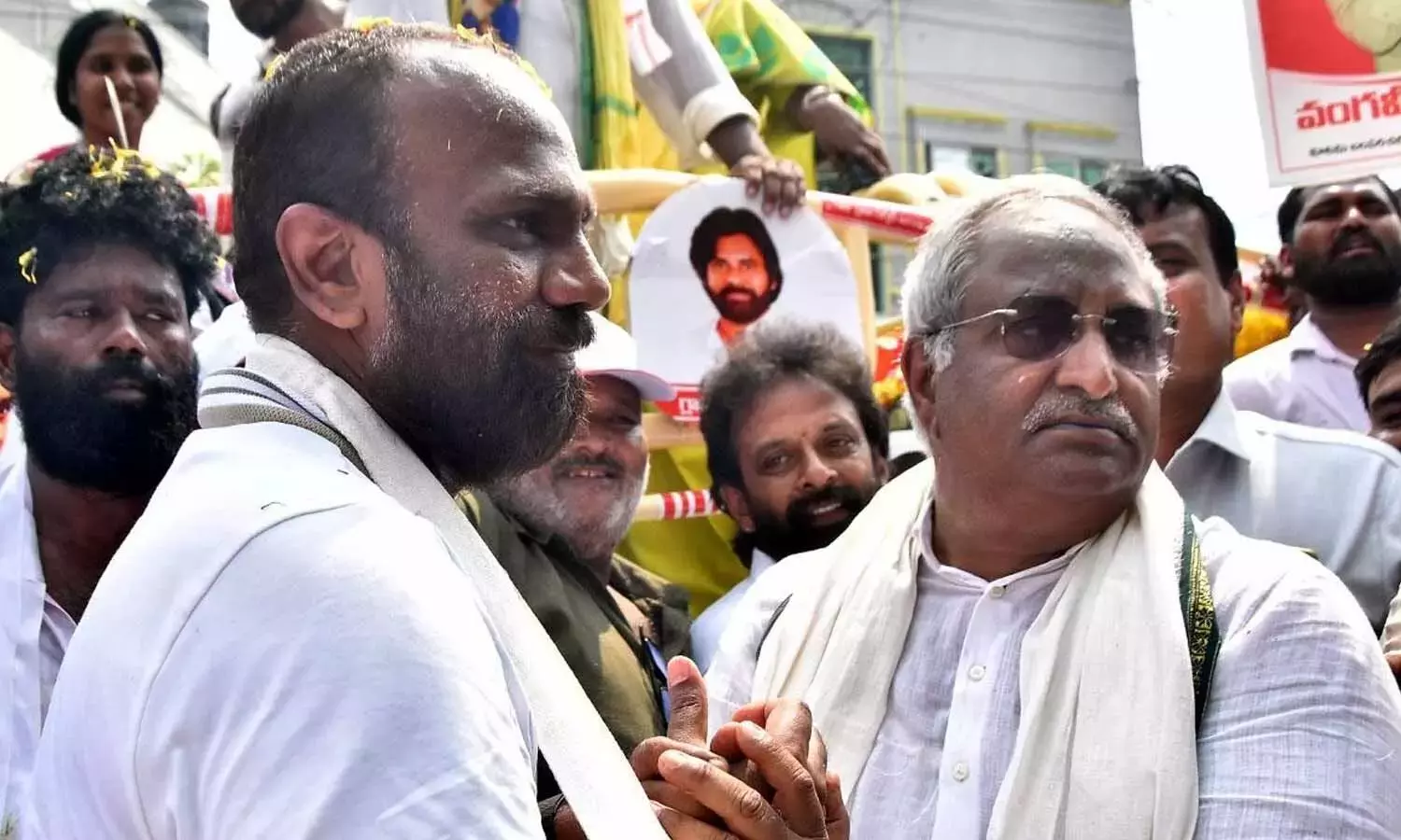 Andhra: अभियान के दौरान राधा, एबीवी ने गर्मजोशी से गले मिले Andhra: अभियान के दौरान राधा, एबीवी ने गर्मजोशी से गले मिले