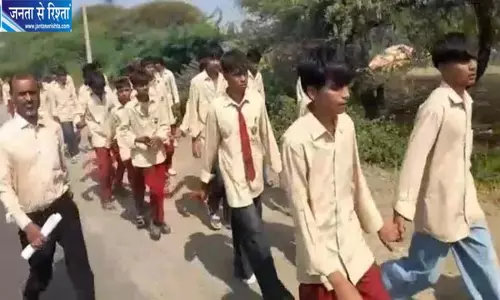 रतलाम में एकलव्य स्कूल के विद्यार्थी 20 किमी पैदल चलकर पहुंचे कलेक्ट्रेट
