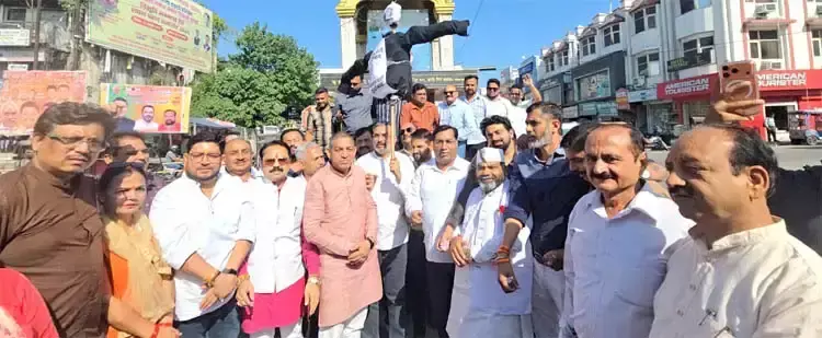 चंद्राचार्य चौक पर भाजपा का प्रदर्शन, खड़गे के बयान का विरोध