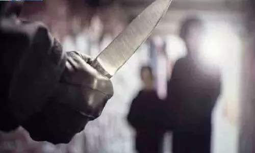 जिम ट्रेनर से शादी के लिए पति पर हमला, चाकू से 12 वार