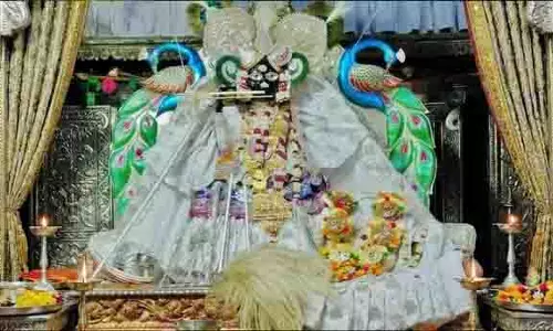 साल में सिर्फ एक बार बंशी बजाते हैं बिहारी जी, दर्शन के लिए उमड़े भक्त