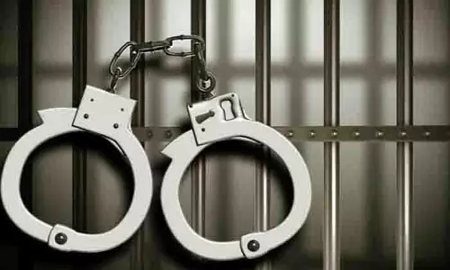 वाराणसी में युवती से दुष्कर्म, पिता-पुत्र गिरफ्तार वाराणसी में युवती से दुष्कर्म, पिता-पुत्र गिरफ्तार