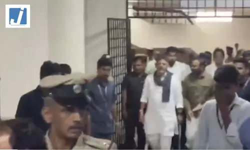 बेलगावी में गन्ना किसानों के साथ बड़ी बैठक, डीके शिवकुमार ने सुनी समस्याएं बेलगावी में गन्ना किसानों के साथ बड़ी बैठक, डीके शिवकुमार ने सुनी समस्याएं