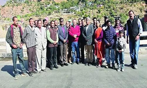 लेच स्कूल में शिक्षक नहीं, छत भी जर्जर
