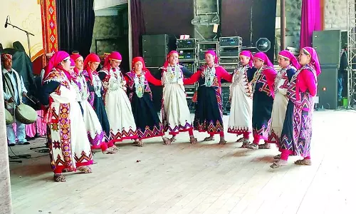 पुरानी पूलें पहन महिलाओं ने डाली नाटी