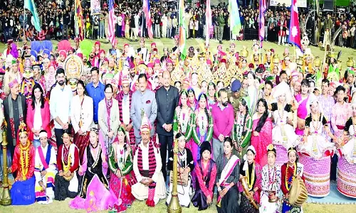 देवताओं संग नाचे देवलू, कुल्लू में दिखी 15 देशों की संस्कृति
