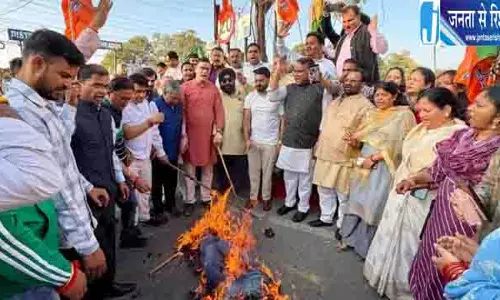 PM मोदी के पिता पर टिप्पणी से विवाद, फूंका पुतला