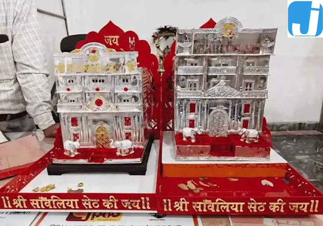 सांवलिया सेठ को चांदी के दो शोरूम की प्रतिकृतियां भेंट, करीब सात लाख रुपये कीमत सांवलिया सेठ को चांदी के दो शोरूम की प्रतिकृतियां भेंट, करीब सात लाख रुपये कीमत