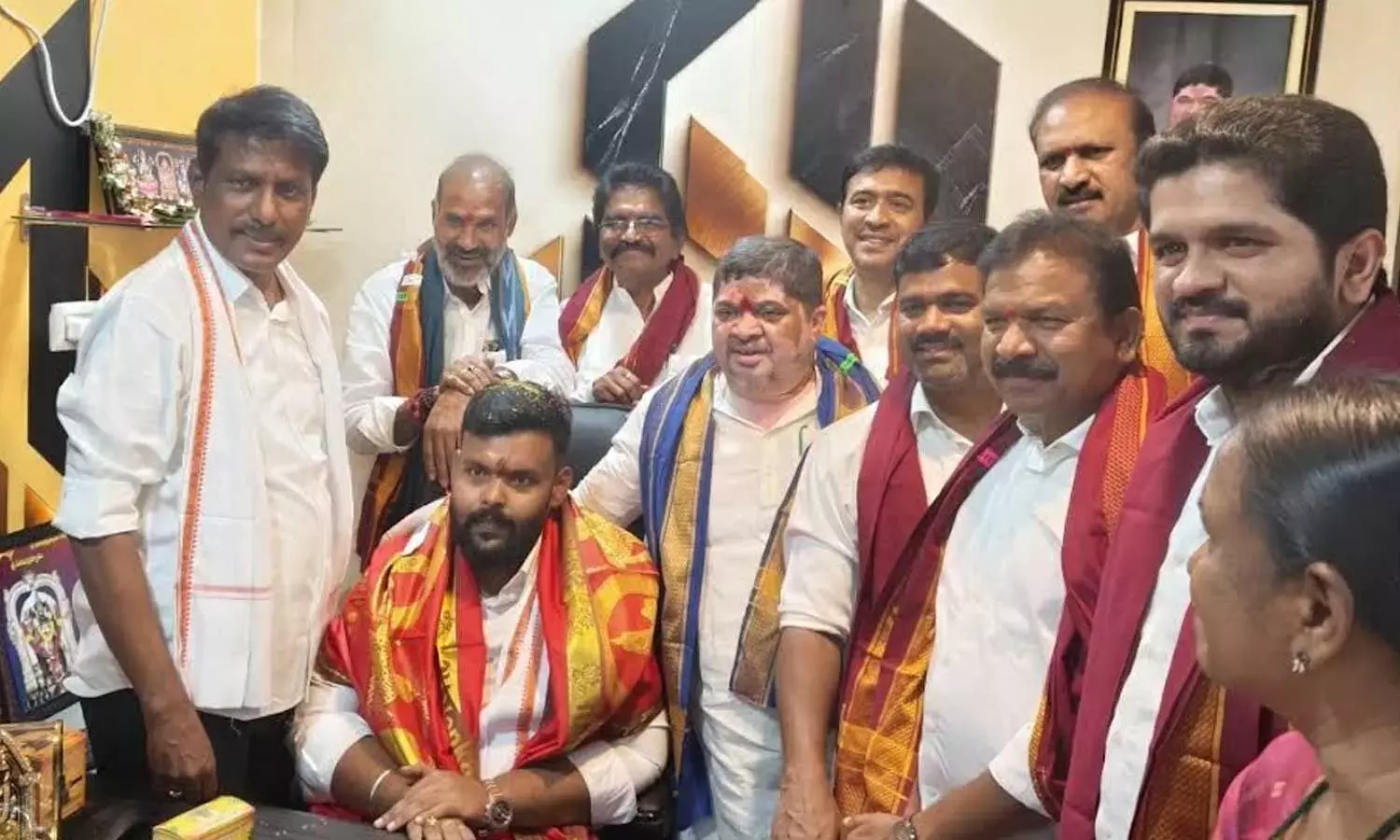 पोन्नम प्रभाकर ने एसआरएल इंफ्रा डेवलपर्स का उद्घाटन किया पोन्नम प्रभाकर ने एसआरएल इंफ्रा डेवलपर्स का उद्घाटन किया