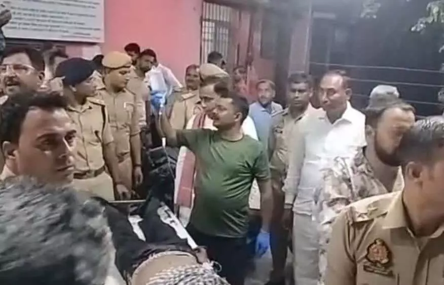 अनियंत्रित कार ने सड़क किनारे जा रहे लोगों को चपेट में लिया, 4 की मौत अनियंत्रित कार ने सड़क किनारे जा रहे लोगों को चपेट में लिया, 4 की मौत