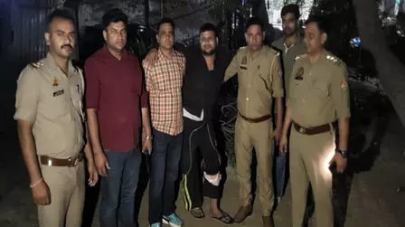 गाजियाबाद: 25 हजार का इनामी बदमाश मुठभेड़ के बाद गिरफ्तार, पैर में लगी गोली गाजियाबाद: 25 हजार का इनामी बदमाश मुठभेड़ के बाद गिरफ्तार, पैर में लगी गोली