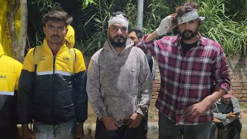 तरनतारन में मारपीट, कंपनी के 2 कर्मचारी गंभीर घायल तरनतारन में मारपीट, कंपनी के 2 कर्मचारी गंभीर घायल