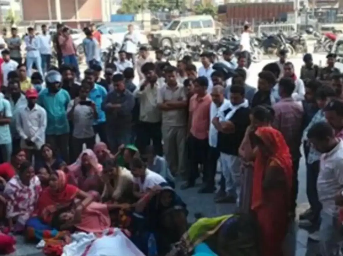 देर रात होटल में हत्या से हड़कंप, दो कर्मचारियों को पुलिस ने पकड़ा देर रात होटल में हत्या से हड़कंप, दो कर्मचारियों को पुलिस ने पकड़ा